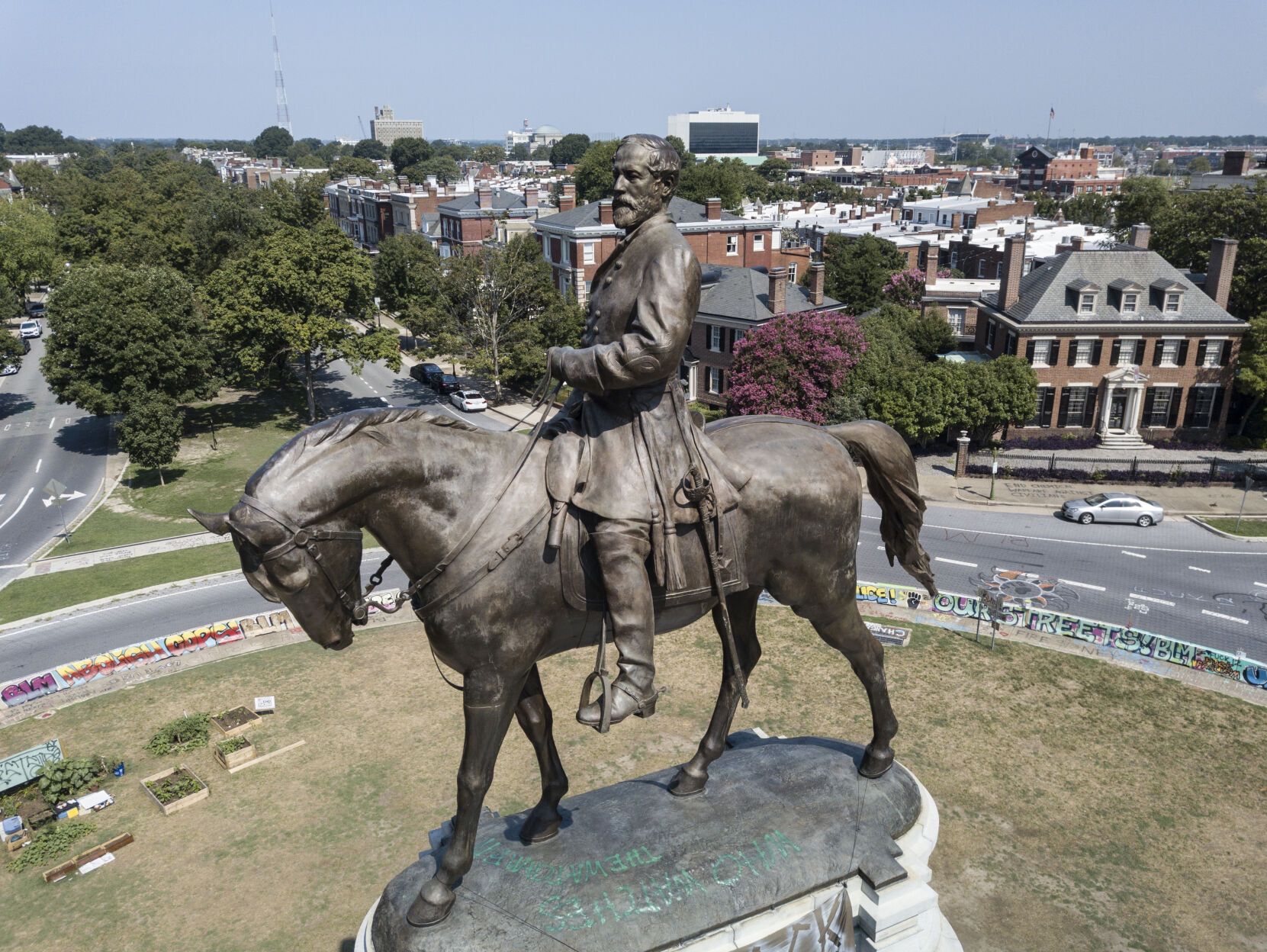Aerial photo of Robert E. Lee statue on Monument Avenue
